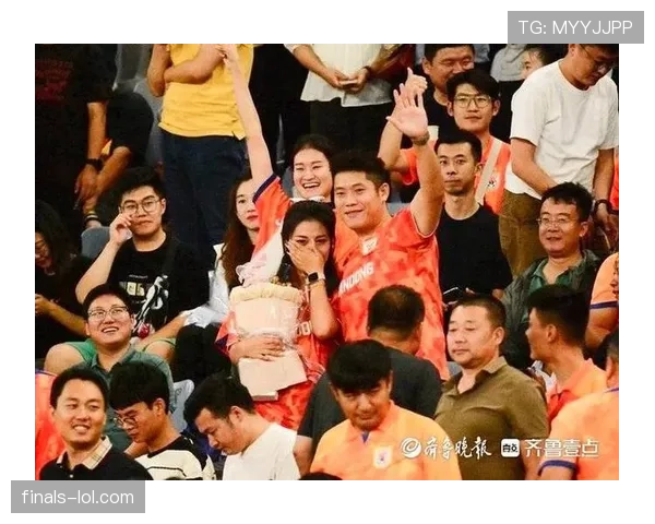 中场休息时，球场大屏幕播放球迷求婚成功画面